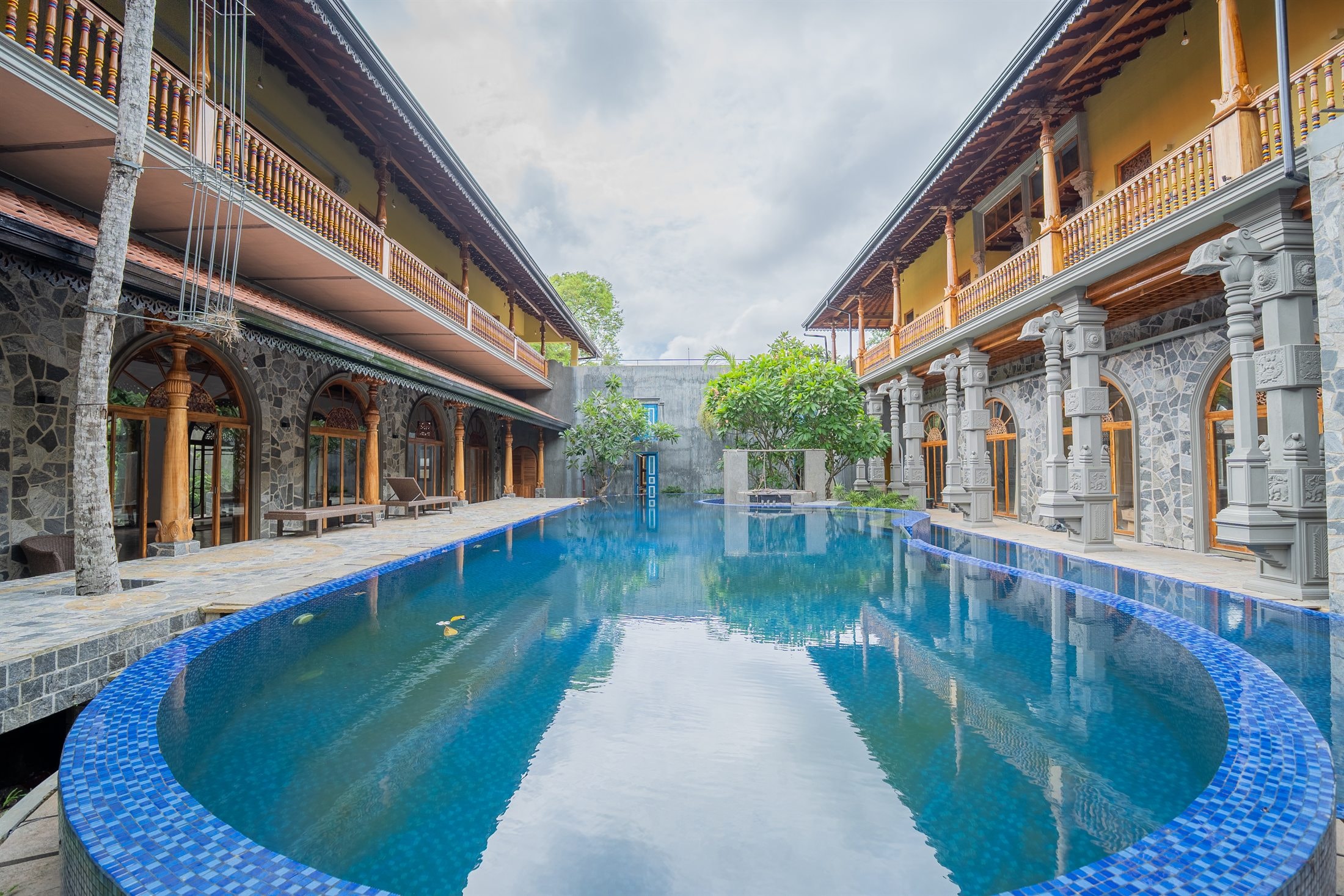 Pool and tropical courtyard at Minds